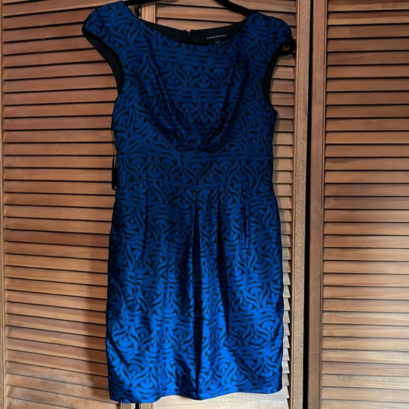 Banana Republic Dresses & Skirts - Banana republic size 4p silk modern swirl dress